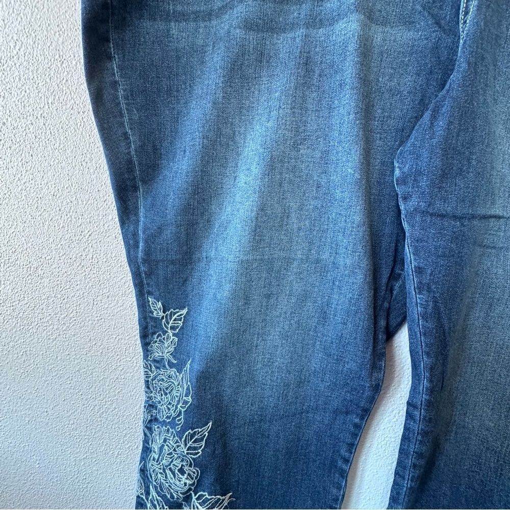 Lane Bryant Mid-Rise Jeans Girlfriend Crop Floral Embroidered Denim SZ 28 - Picture 7 of 13